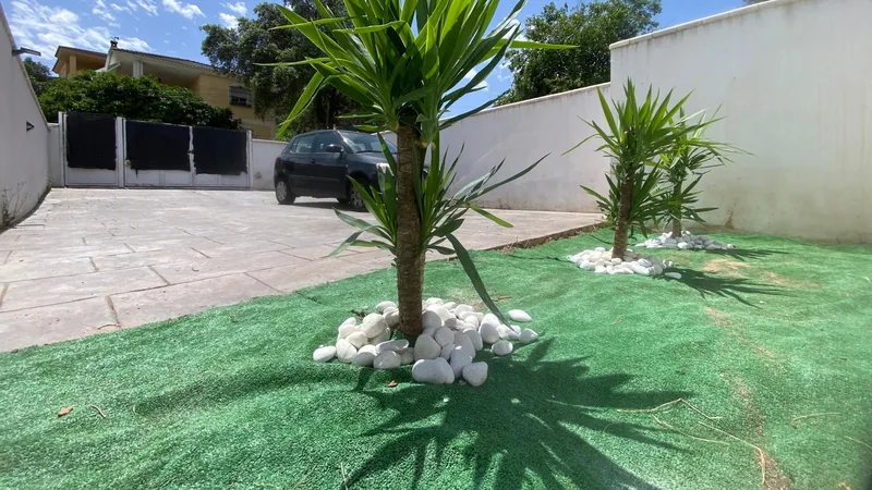 Aparcamiento lateral junto al muro de entrada, con espacio para varios coches