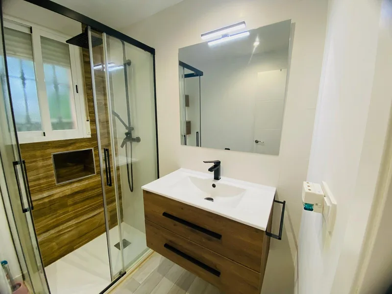 Segundo baño completo con ducha y lavabo
