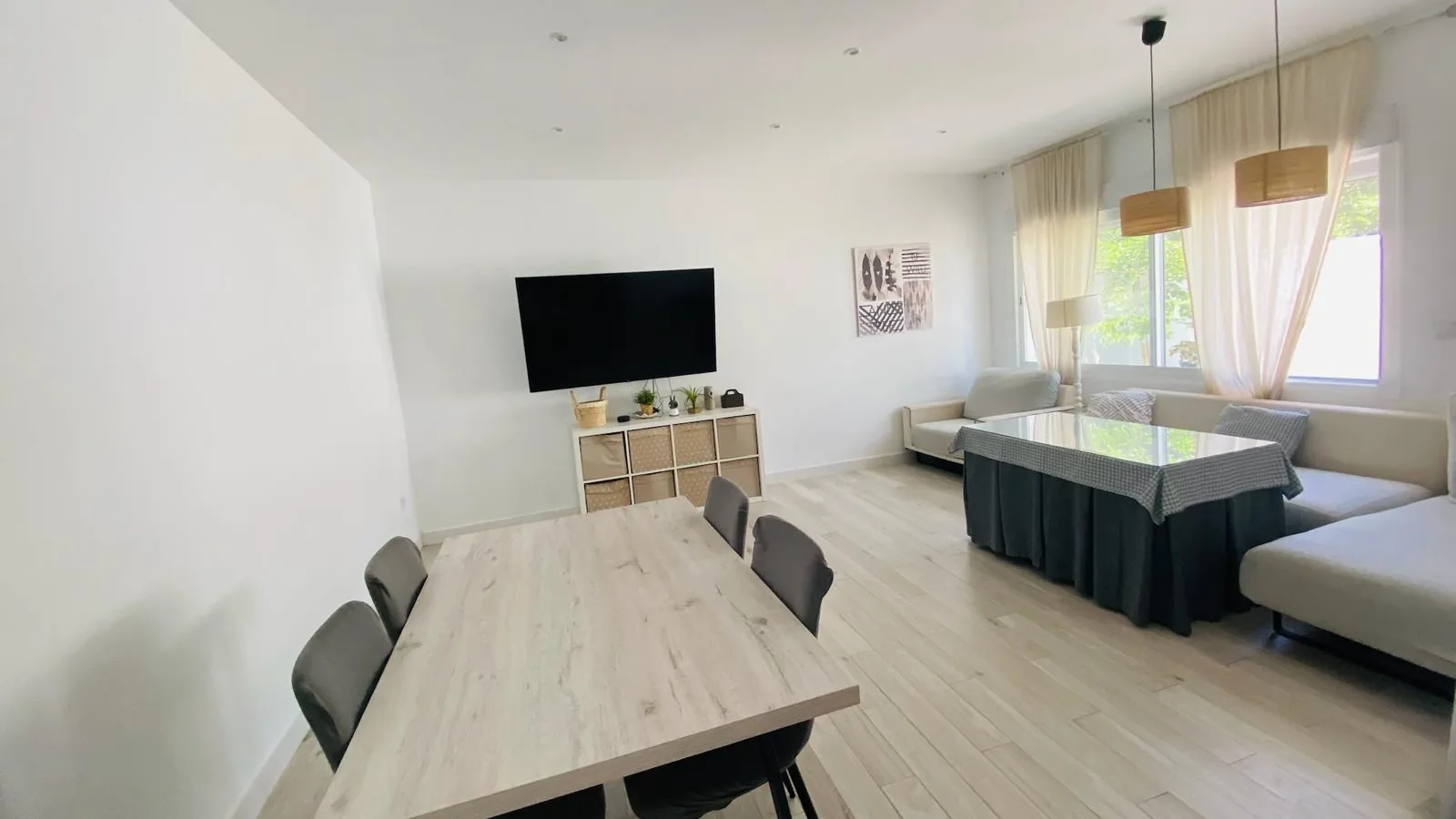Salón comedor compartido visto desde la mesa hacia el sofá