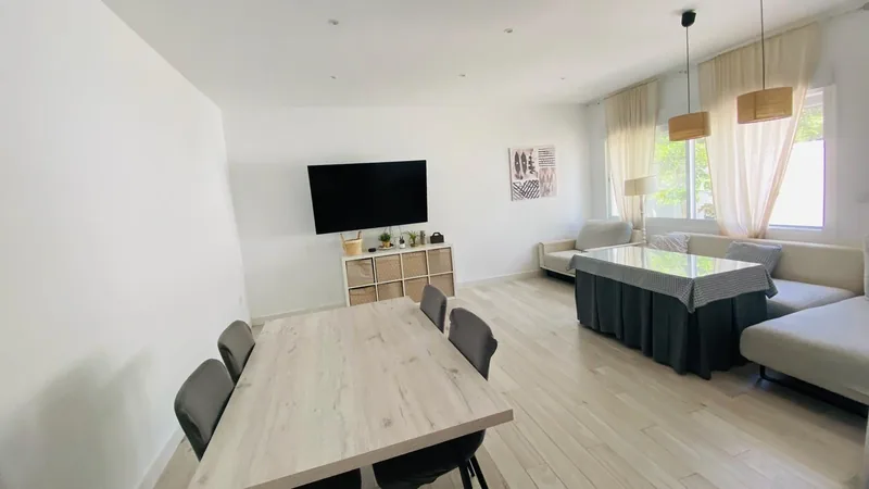 Salón comedor compartido visto desde la mesa hacia el sofá