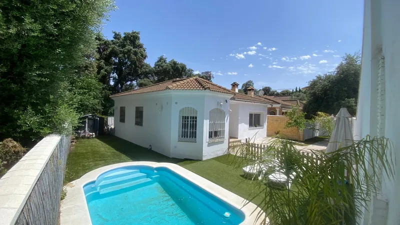 Vista elevada de la piscina, el jardín y la casa
